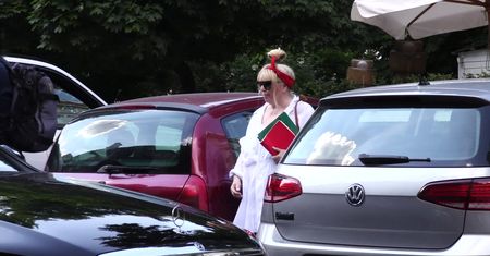 Maryla Rodowicz z fikuśnym kokiem omawia interesy