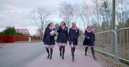 Uczestniczki "Projektu Lady" dekorują stół: "Jak na weselu w remizie"