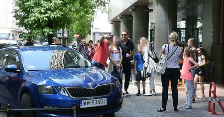 Zadowolony Tomasz Karolak robi zdjęcia z fanami i odjeżdża range roverem