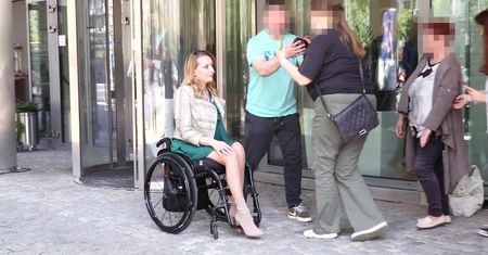 Szczęśliwi Monika Kuszyńska z mężem spacerują za rękę