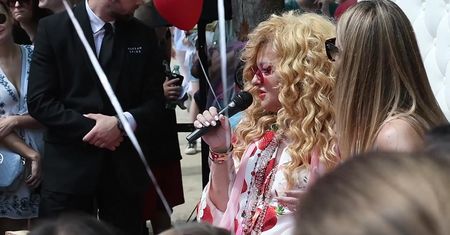 Truskawkowa Magda Gessler tańczy wśród lodów