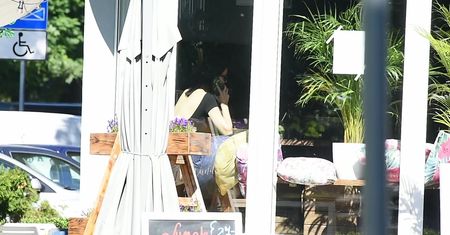 Viola Kołakowska pozdrawia paparazzi środkowym palcem