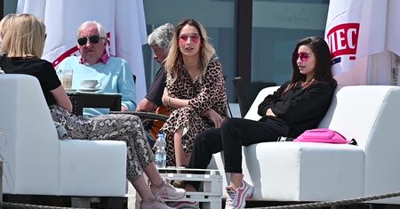 Julia Wieniawa w dresie i Ola Kot w botkach odpoczywają nad polskim morzem