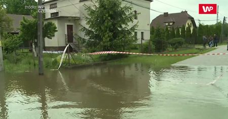 Mieszkańcy zalanych terenów z niepokojem wyczekują jutra. "Na razie jest spokojnie"