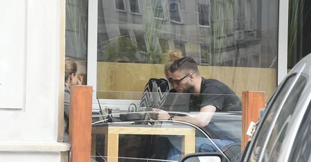 Zofia Zborowska zajada zupę u boku Andrzeja Wrony