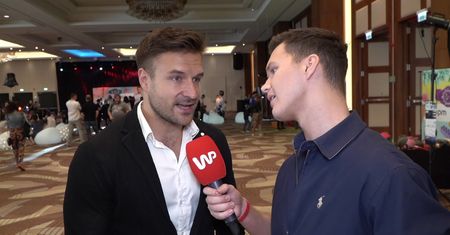 Piotr Stramowski pokazuje poranione dłonie. Poświęcił się, kręcąc nowy film