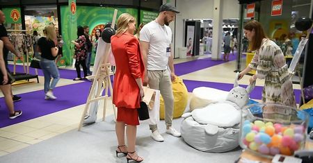 Ciężarna Agnieszka Kaczorowska w butach na obcasie pozuje na targach dekoracyjnych