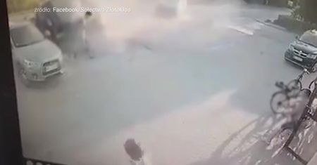 Dramatyczny wypadek na Mazowszu. Koziołkujące auto wpadło na parking