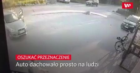 Dachował prosto na nich. Zdecydowały centymetry