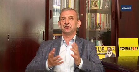 Koniec roku szkolnego. Dawać kwiaty czy prezenty? Sławomir Broniarz komentuje
