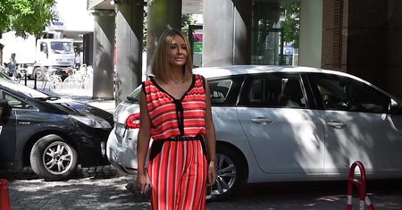 Małgorzata Rozenek w pasiastym kombinezonie opuszcza TVN