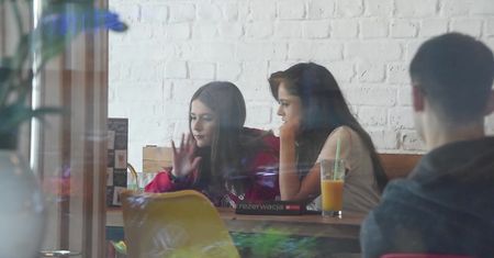 Roksana Węgiel spogląda na paparazzi spod wielkich okularów