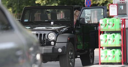 Nieumalowana Margaret snuje się po stacji benzynowej