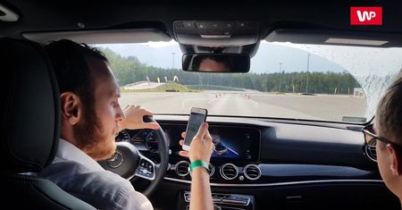 Sprawdziliśmy, jak się kończy przeglądanie Facebooka na telefonie podczas jazdy