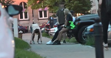 Paulina Krupińska wygina się nad ranem przed Sebastianem Fabijańskim