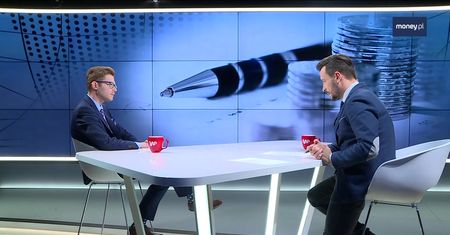 Ekspert ostro. "Trzynastka na stałe? Najlepiej przed wyborami"