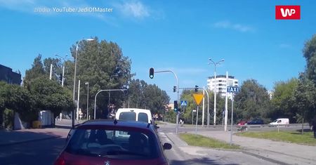 Szczyt głupoty. Rowerzysta podjął najgorszą możliwą decyzję
