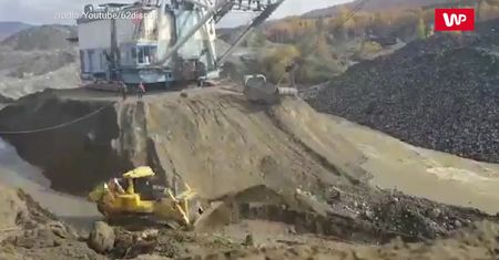 Koparka w tarapatach. Nagranie z placu budowy