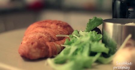Croissant z jajecznicą, kurczakiem i pieczarkami. Mistrzowskie śniadanie