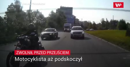 Motocyklista zwolnił. Kierowca tego nie przewidział