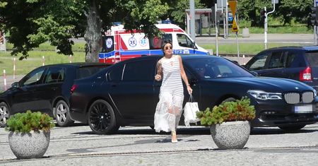 Ewa Minge w koronkowej kreacji zmierza do TVP