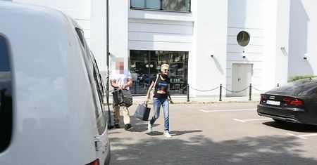 Agnieszka Chylińska w eskorcie ochroniarza niesie swoją książkę