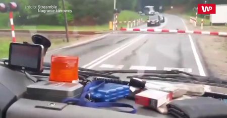 Niebezpieczne zachowanie kierowców na przejeździe kolejowym