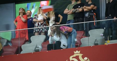 Znudzona Marina Szczęsna tuli i całuje Wojtka podczas meczu Polska-Izrael