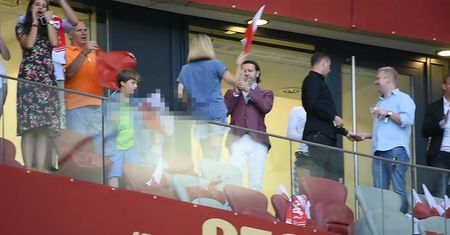 Radosław Majdan urządził żonie sesję zdjęciowej podczas śpiewania hymnu