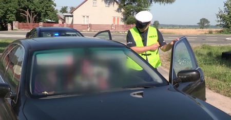 Nie chcieli zapłacić mandatu. Policjant zachował wyjątkowy spokój
