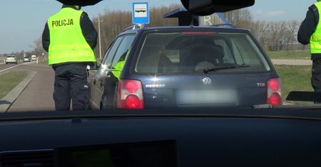 400 zł mandatu. Obcokrajowcy nie wierzyli policjantom