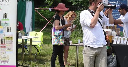 59-letnia Małgorzata Pieczyńska wygina się podczas pikniku z jogą