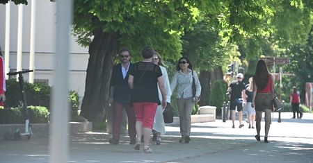 Monika Olejnik w białej "podomce" przemierza ulice Warszawy