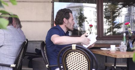 Mariusz Czerkawski stroi miny w restauracji