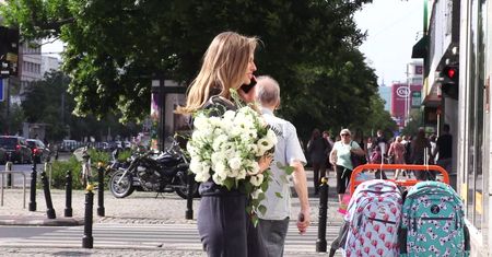 Karolina Pisarek z bukietem kwiatów opuszcza TVN