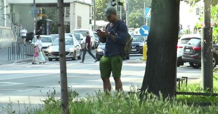 Piotr Stramowski chłodzi się pod drzewem, czekając na taxi