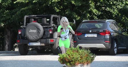 Margaret w neonowym kombinezonie pędzi do TVP