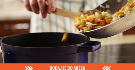 Udziec cielęcy duszony w czerwonym winie i pomidorach