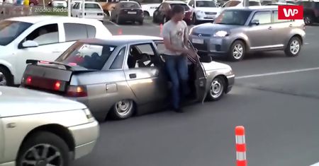 Cwaniak na parkingu. Wyjazd go przechytrzył