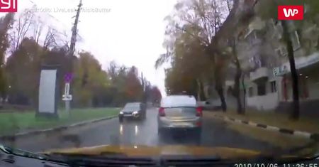 Zobaczył go w ostatniej chwili. Zatrzymał się na budynku
