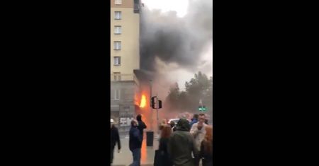 Pożar sklepu w centrum Warszawy. Duże zadymienie w bloku