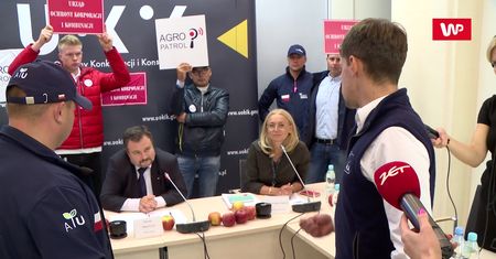 Rolnicy wtargnęli na konferencję. Prezes UOKiK oburzony. "Komedia"