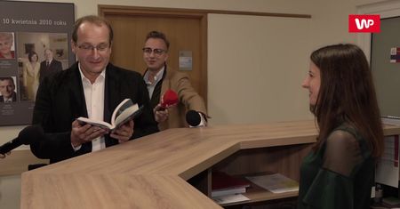 Robert Górski miał dla Jarosława Kaczyńskiego prezent. Przyszedł do biura PiS