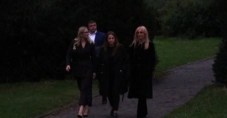 Poruszona Agnieszka Woźniak-Starak wychodzi z premiery "Ukrytej gry" w towarzystwie Zosi Ślotały