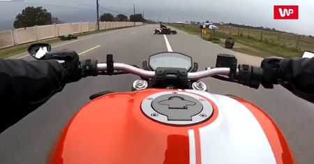 Przejechał po motocykliście. Nagranie z kasku