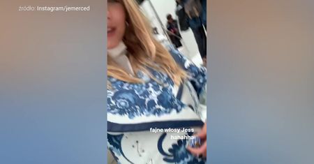 Jessica Mercedes w "ceramicznej" stylizacji na Fashion Week w Medialanie