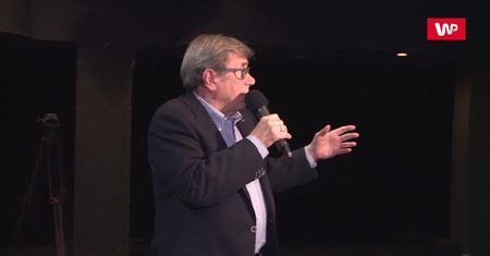 Wzruszony Janusz Gajos na spotkaniu autorskim