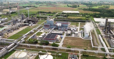 Setki kilometrów rur, cystern i pociągów