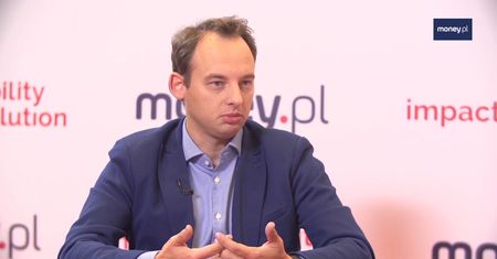 Co roku wozi miliony Polaków. Sam nie ma nawet miejsca garażowego