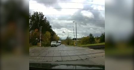 O krok od tragedii. Pociąg przejechał przy otwartym szlabanie